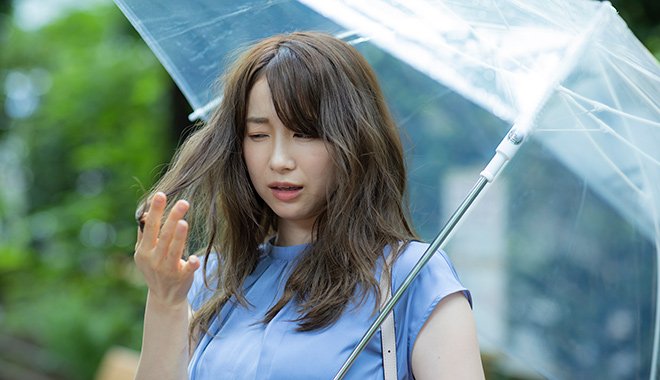 梅雨の髪はなぜうねる？うねり・広がり・頭皮トラブルを防ぐヘアケアのコツ